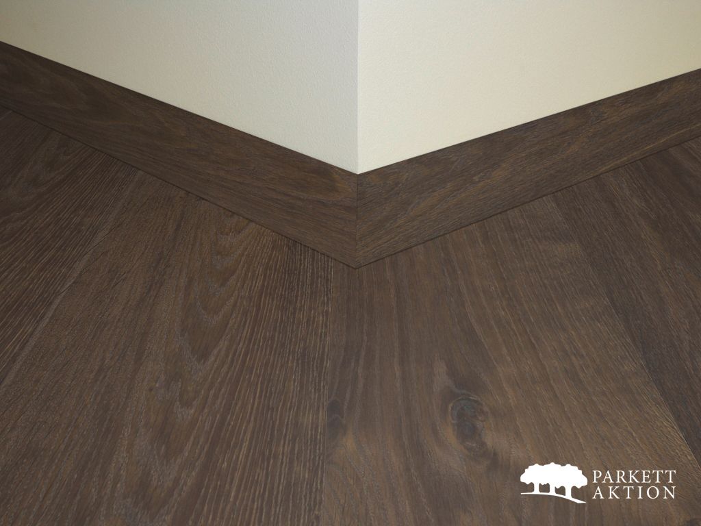 Bodenleiste Räuchereiche schlicht dunkelbraun lackiert