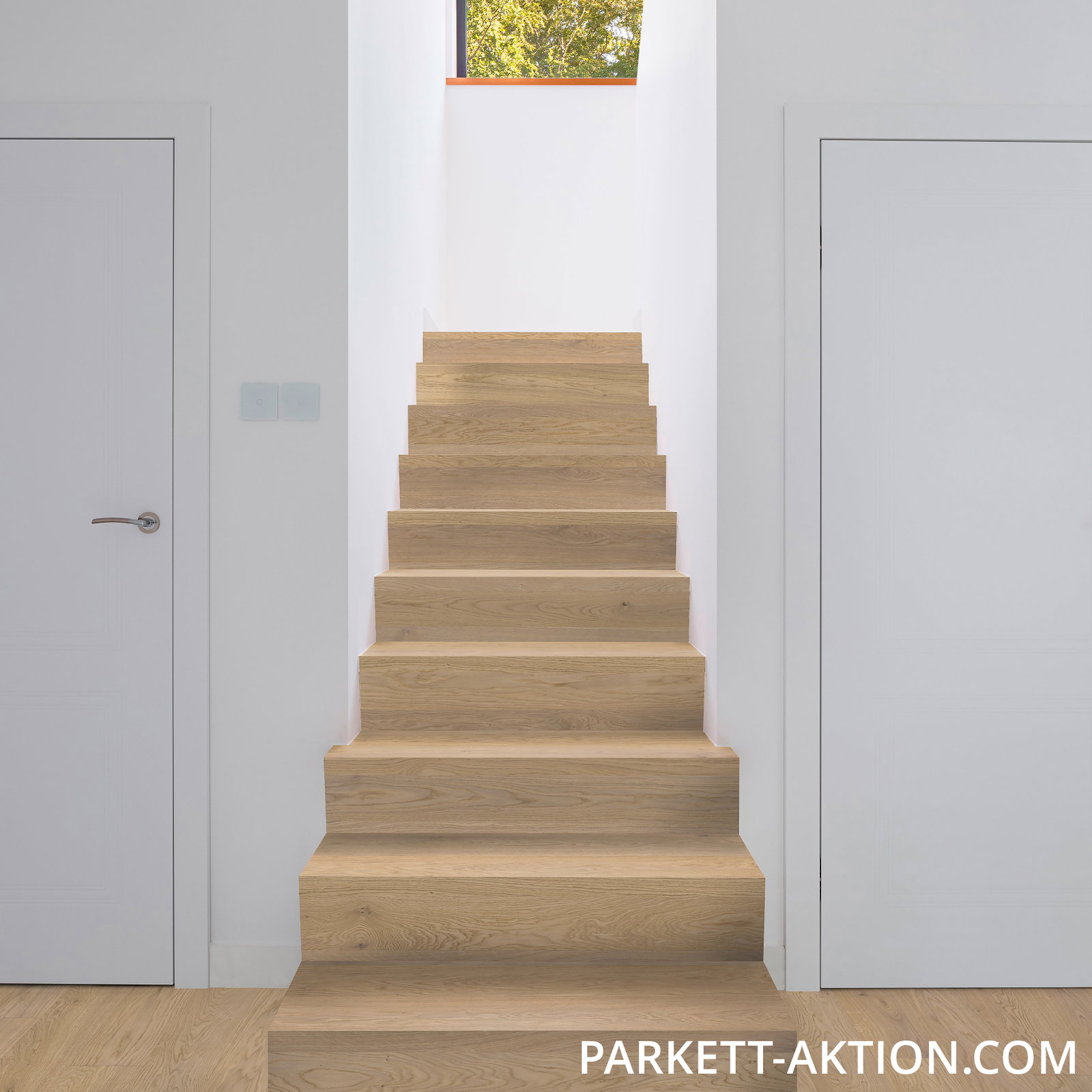 Parkett Treppenkantenprofil "modern" zu Artikel 202203 Dünndiele Eiche astig plus gebürstet wohnfertig weiss geölt