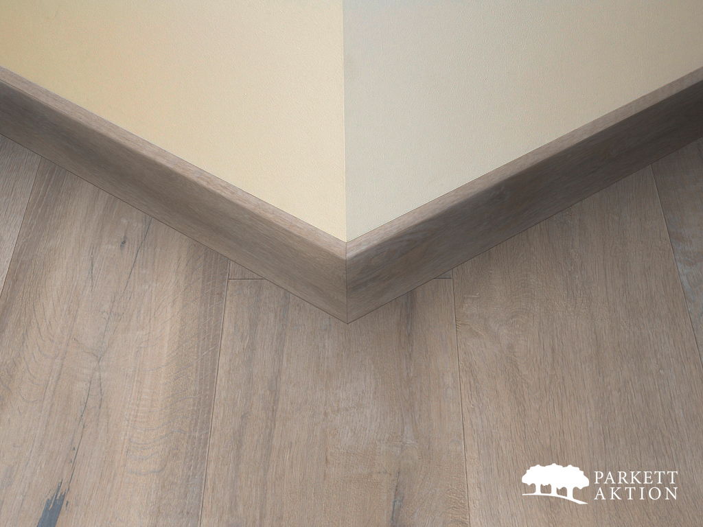 Sockelleisten Eiche geraeuchert gebürstet geölt Weiss