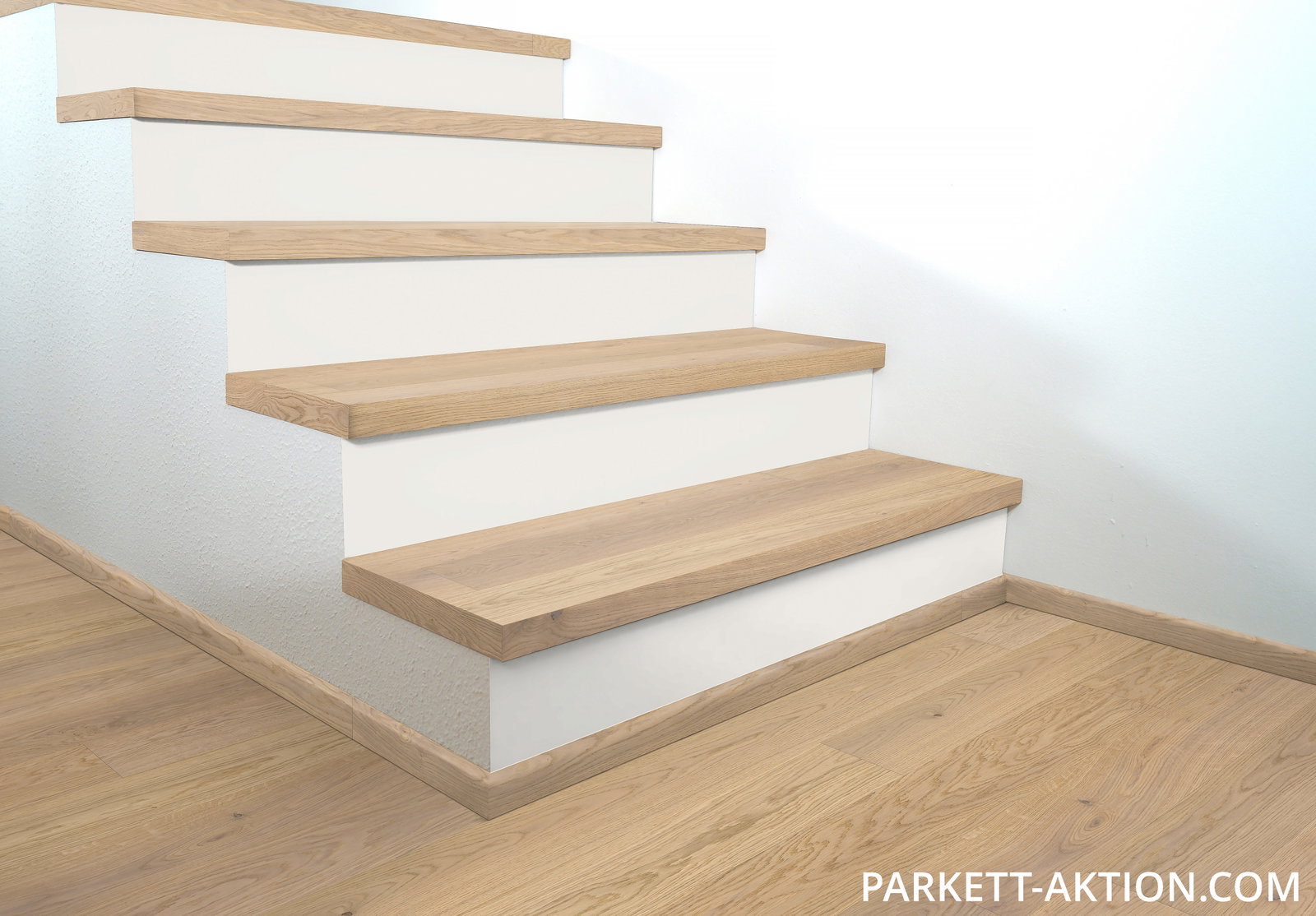 Parkett Treppenkantenprofil "home" zu Artikel 202203 Dünndiele Eiche astig plus gebürstet wohnfertig weiss geölt