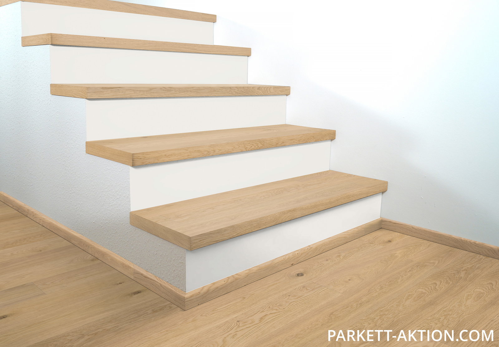 Parkett Treppenkantenprofil "home" zu Artikel 202201 Dünndiele Eiche astig plus gebürstet wohnfertig leicht weiss geölt