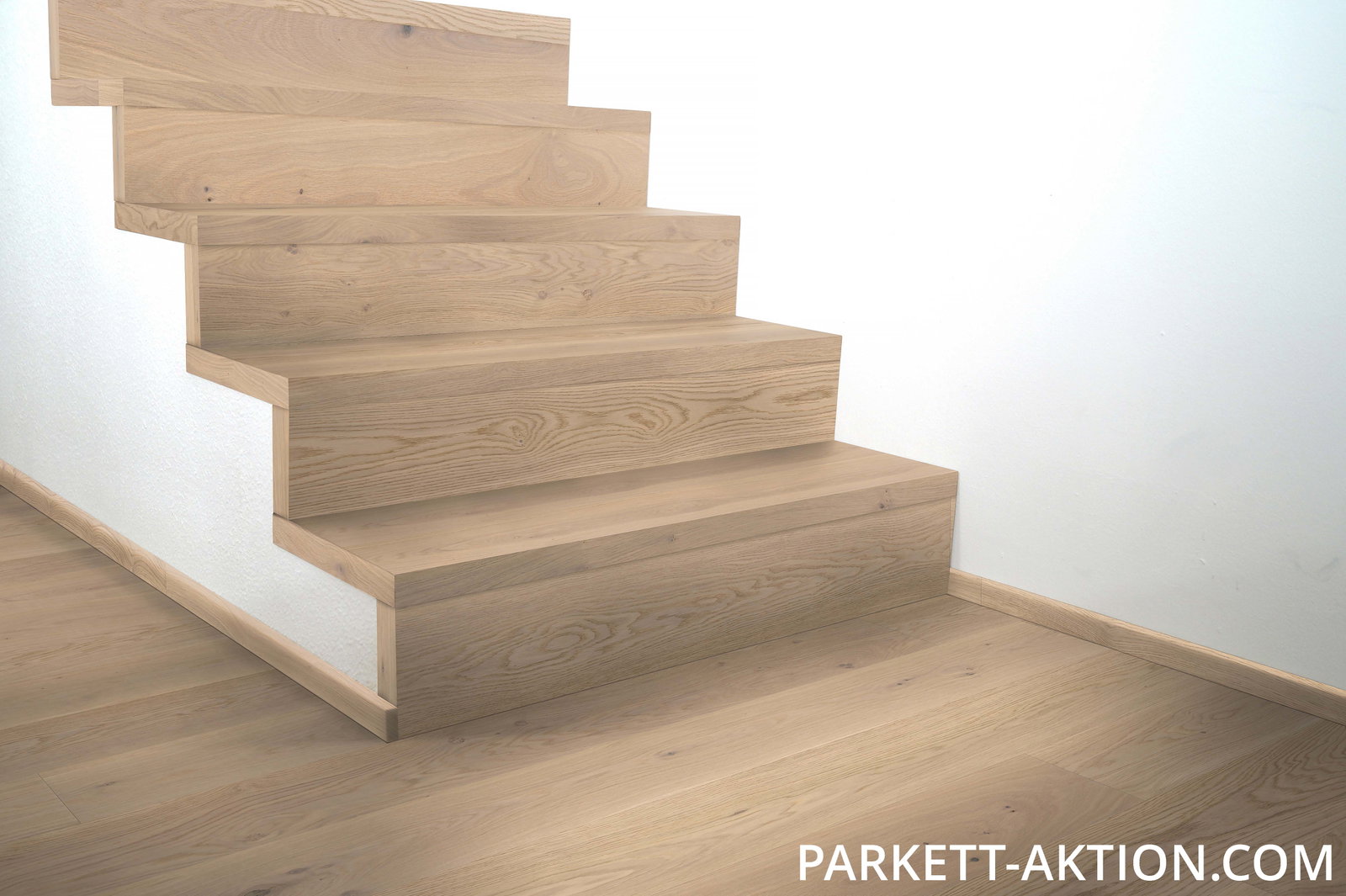 Parkett Treppenkantenprofil "modern" zu Artikel 131212 Landhausdiele Eiche astig markant plus gebürstet weiss geölt