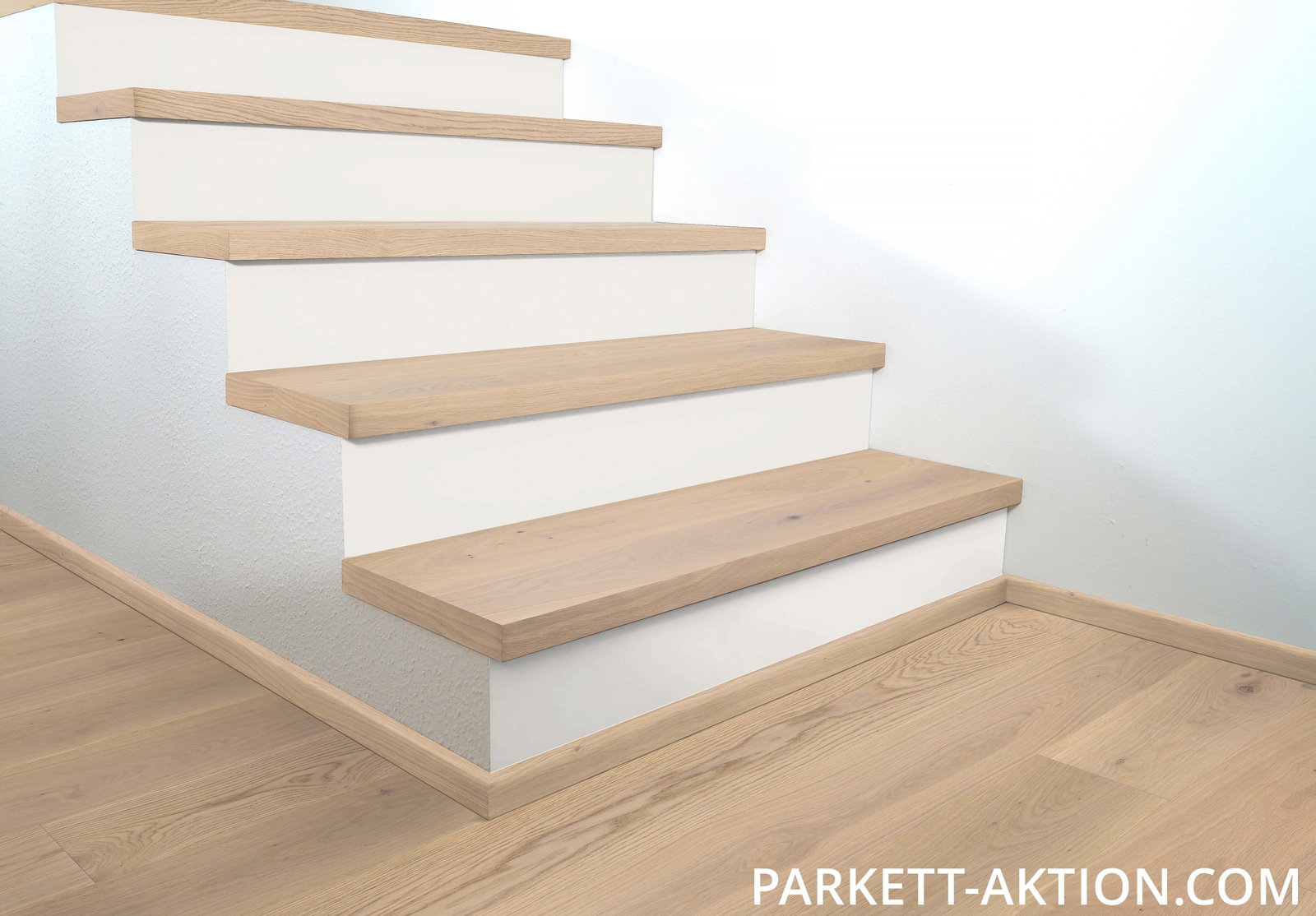 Parkett Treppenkantenprofil "home" zu Artikel 131212 Landhausdiele Eiche astig markant plus gebürstet weiss geölt