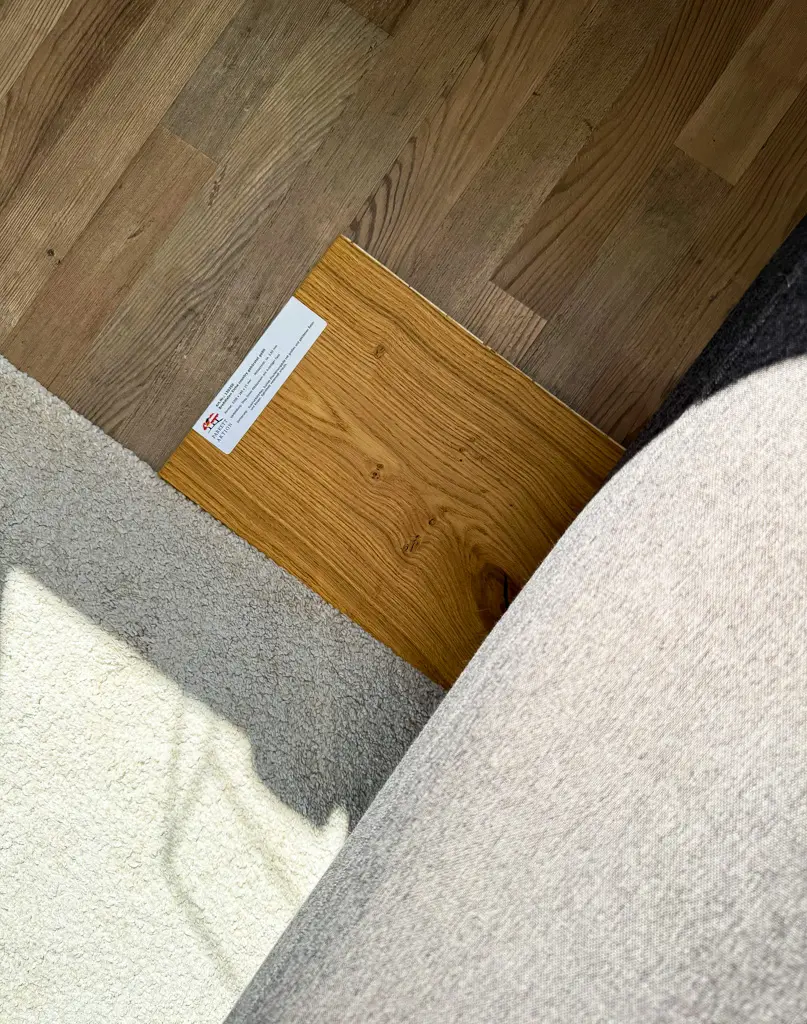 Parkettmuster zum Testen neben Teppich und Couch