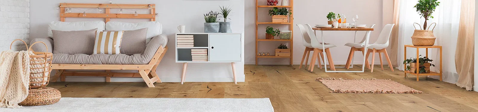 Esszimmer mit angrenzendem Wohnzimmer, heller Holzboden ist verlegt