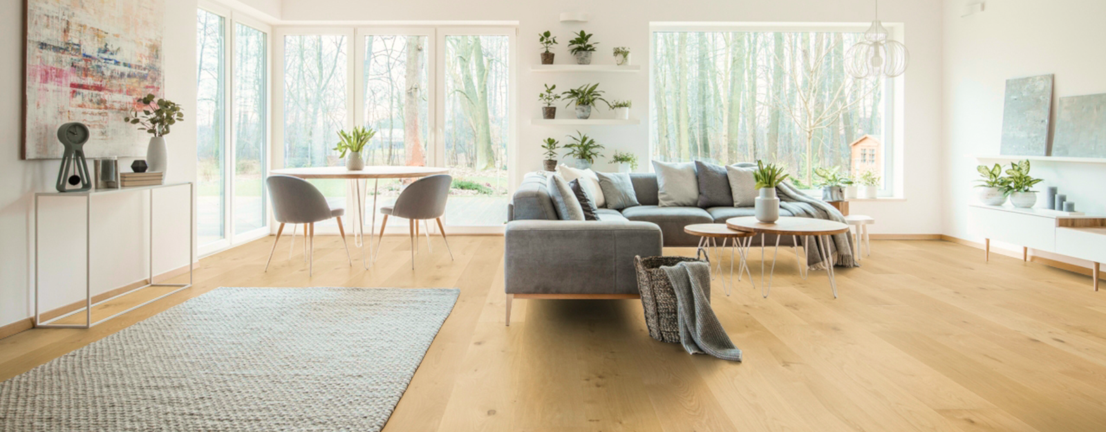 Wohnzimmer im Skandistil mit hellem Parkettboden