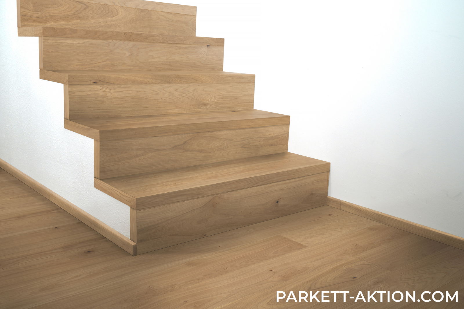 Parkett Treppenkantenprofil "modern" zu Artikel 110800 Landhausdielen Eiche astig gebürstet leicht weiß geölt