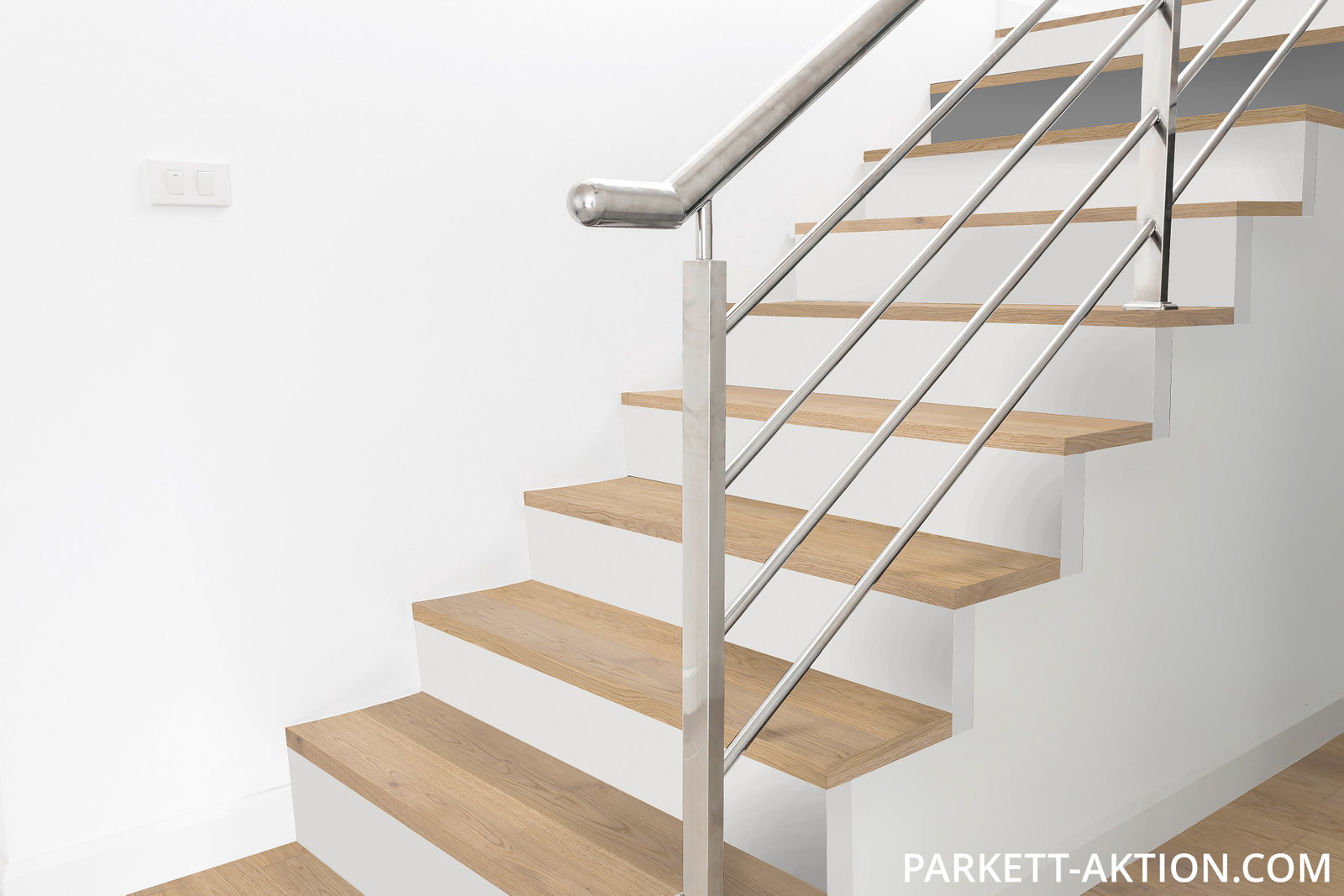 Parkett Treppenkantenprofil "home" zu Artikel 202203 Dünndiele Eiche astig plus gebürstet wohnfertig weiss geölt