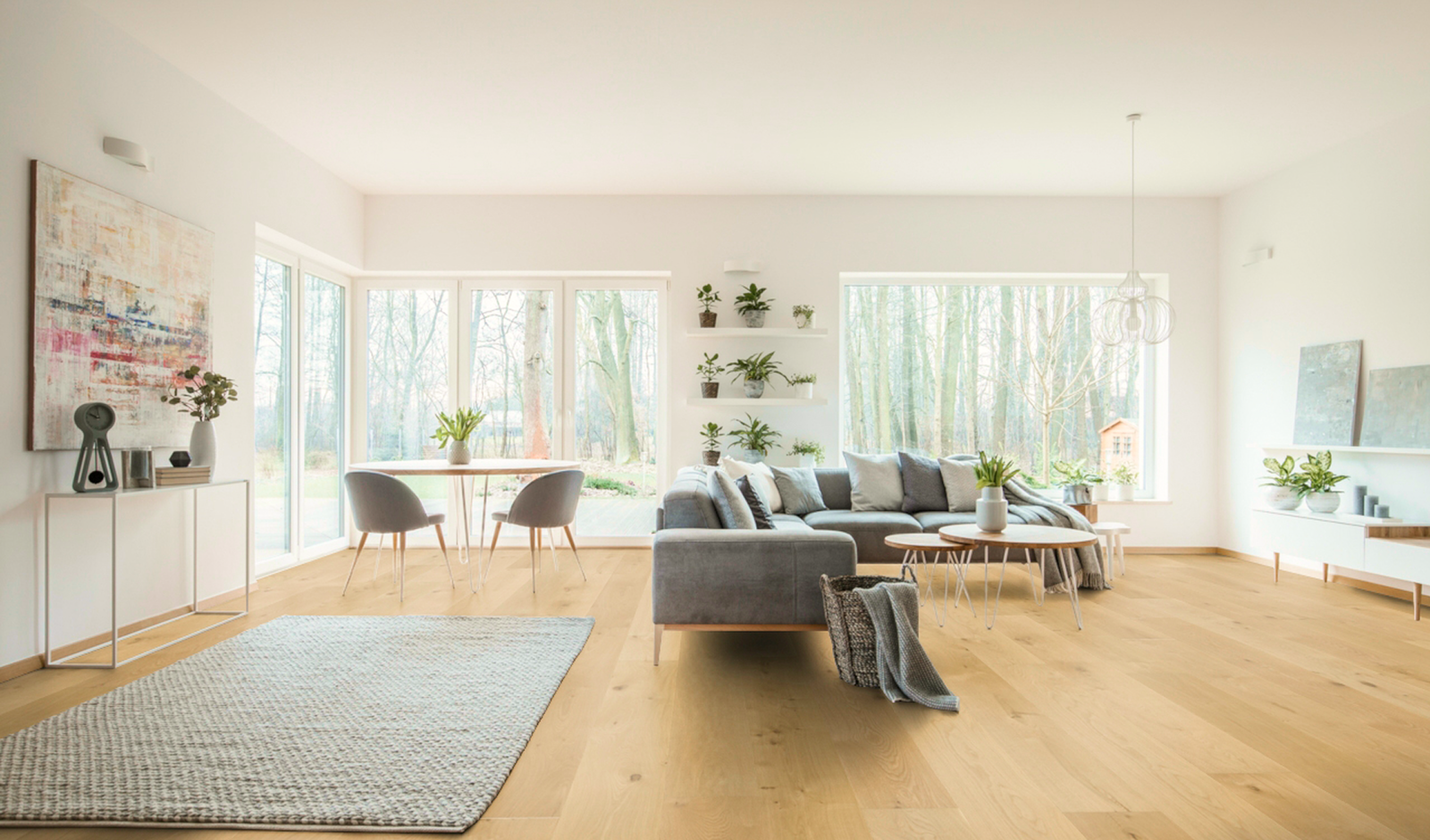 Wohnzimmer im Skandistil mit hellem Parkettboden