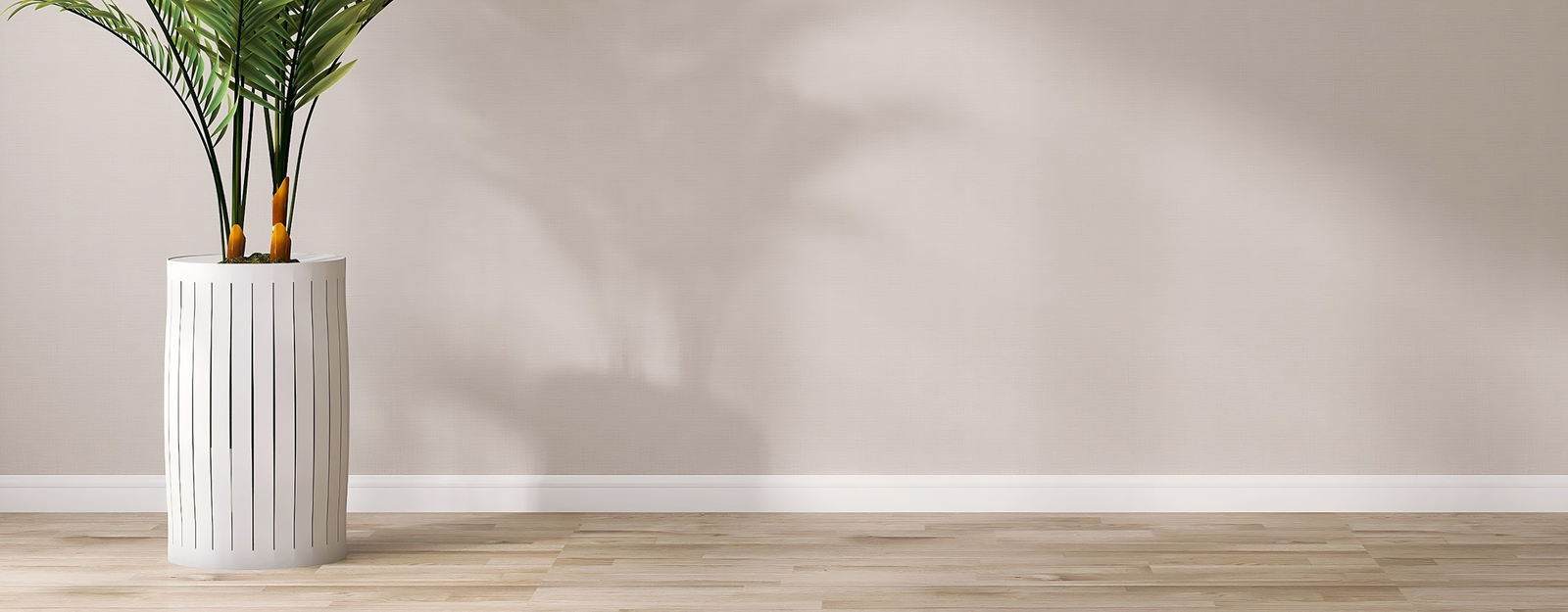 weiße Sockelleiste und Eichenfußboden